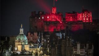 edinburgh-castle-in-red-lights