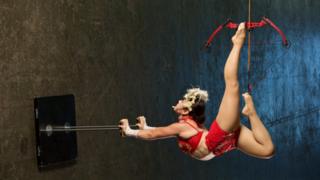 Brittany-Walsh-performs-farthest-arrow-shot-with-her-feet.
