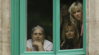 Women wait for the arrival of Kate and Wills at City Hall in Quebec
