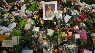 Messages and flowers in memory of Amy Winehouse