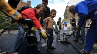 Volunteer clearing up in Hackney