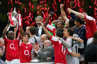 Patrick Vieira and Arsenal squad celebrating