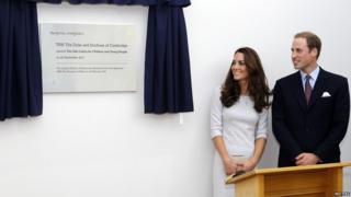 The Duke and Duchess of Cambridge next to a plaque at the Royal Marsden.