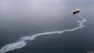 Oil spill from cargo ship Rena