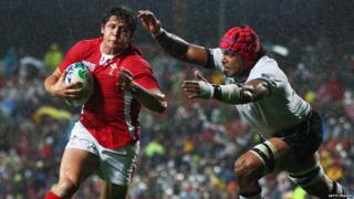Natani Edward Talei reaches for Lloyd Williams