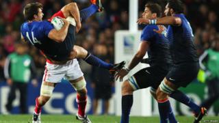 Sam Warburton tackles Vincent Clerc