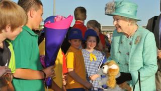 School children meet the Queen