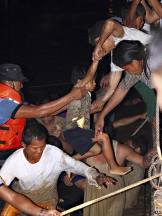 Volunteers rescue residents of Cagayan de Oro city, Philippines, 17 December 2011