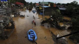 Rescuers search for survivors in Cagayan de Oro, Philippines, 17 December 2011