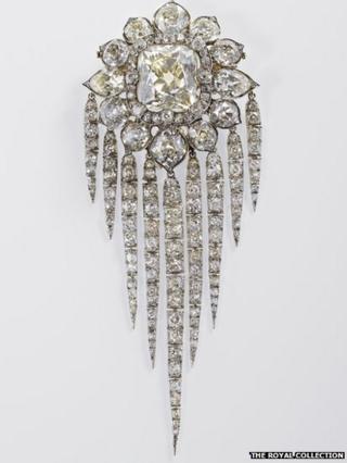 Flower shaped brooch