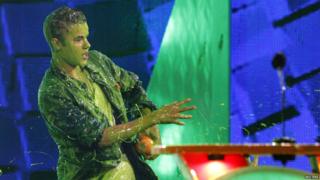 Nickelodeon Kids' Choice Awards 2012 - Justin Bieber flicks gunge