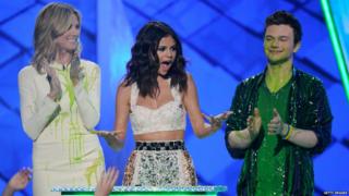 Nickelodeon Kids' Choice Awards 2012 - Selena Gomez gets her award