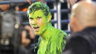 Nickelodeon Kids' Choice Awards 2012 - Taylor Lautner covered in gunge!