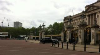 Car entering Buckingham Palace