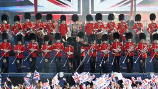 Robbie Williams surrounded by guardsmen