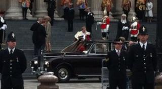 William and Kate arriveat cathedral