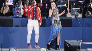 Will.i,.am singing with Jessie J