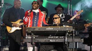 Stevie Wonder and Will.i.am performing outside Buckingham Palace