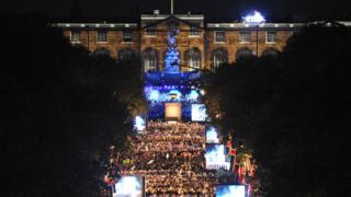 Buckingham Palace front changed to look like a normal house by a light show