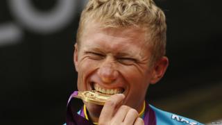 Kazakhstan's Alexandre Vinokourov sprinted for his gold in the men's road race.