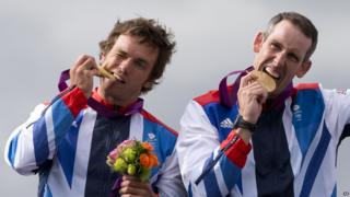 Tim Baillie and Etienne Stott with their gold medals