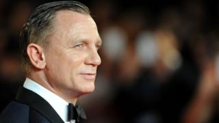 Daniel Craig poses on the red carpet.