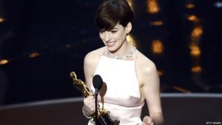 Anne Hathaway accepts the Oscar for Best Supporting Actress.