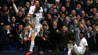 Aaron Lennon celebrating his goal against Arsenal