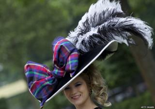 Giant bow and feathers hat
