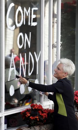 Gaynor Muir paints message of support on her shop window in Dunblane.