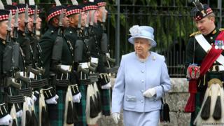 Queen Elizabethh II with Royal Scots Borderers and Major Jules Kilpatrick