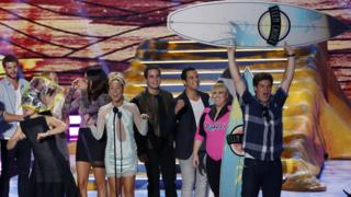 The cast of Pitch Perfect accepting an award