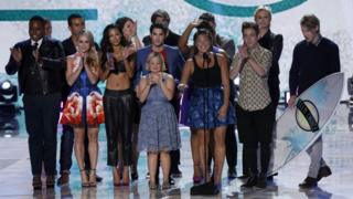 Cast of Glee accepting award