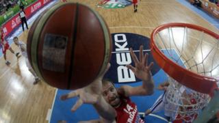 Luca Zoric scores in the EuroBasket Basketball Championships