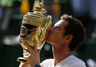Andy Murray kissing Wimbledon trophy