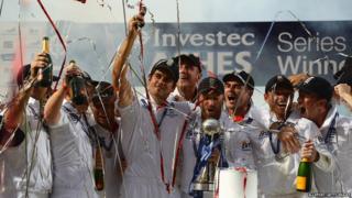 England cricket team celebrate winning the ashes