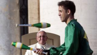 Juggler in front of the Pope