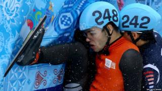 Sjinkie Knegt of the Netherlands and Se Yeong Park of South Korea fall
