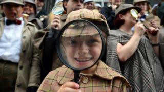 People dressed as Sherlock Holmes character