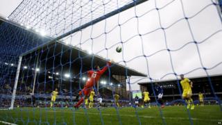 Kevin Mirallas scores