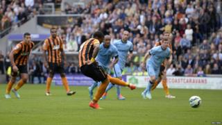 Abel Hernandez scores penalty for Hull City