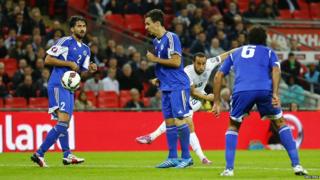 Andros Townsend scores