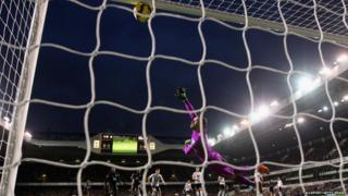 Kevin Mirallas scores