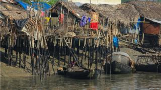 Oil stuck to houses built on the river bank