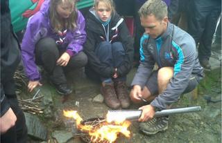 Aelodau'r Sgowtiaid lleol gafodd y fraint o gynnau'r Fflam ar gopa'r Wyddfa