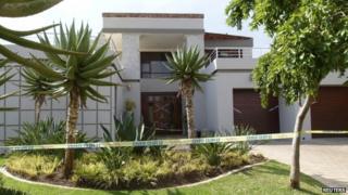 Police cordon around Oscar Pistorius' home (14 February 2012)
