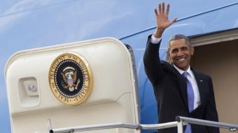 President Obama waves goodbye on steps of Air Force One