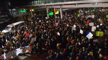 Protesta en el aeropuerto internacional John F. Kennedy contra la orden ejecutiva sobre inmigración de Donald Trump.