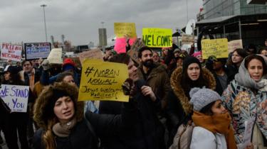 Manifestantes en el aeropuerto John F. Kennedy, Nueva York.