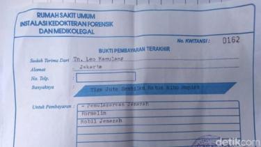 Kuitansi pungutan pengurusan jenazah korban tsunami Selat Sunda. Dalam foto itu, 'ongkos' termasuk untuk biaya pemulasaraan jenazah, formalin, dan mobil jenazah.